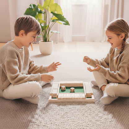 Kinderen spelen Shut the Box, houten dobbelspel – leren rekenen en strategie op een speelse manier